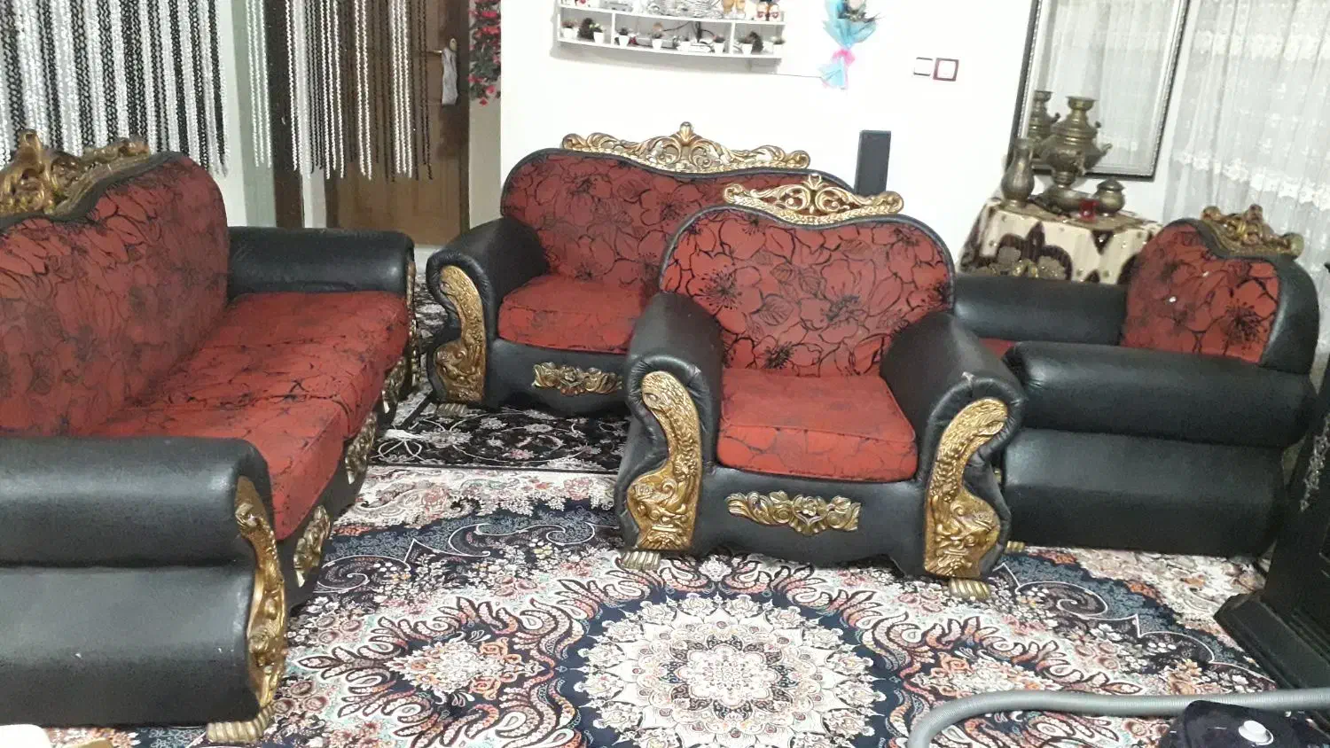 فروش مبل تاجدار طلایی ۷ نفره|مبلمان خانگی و میز عسلی|کلاچای, |دیوار