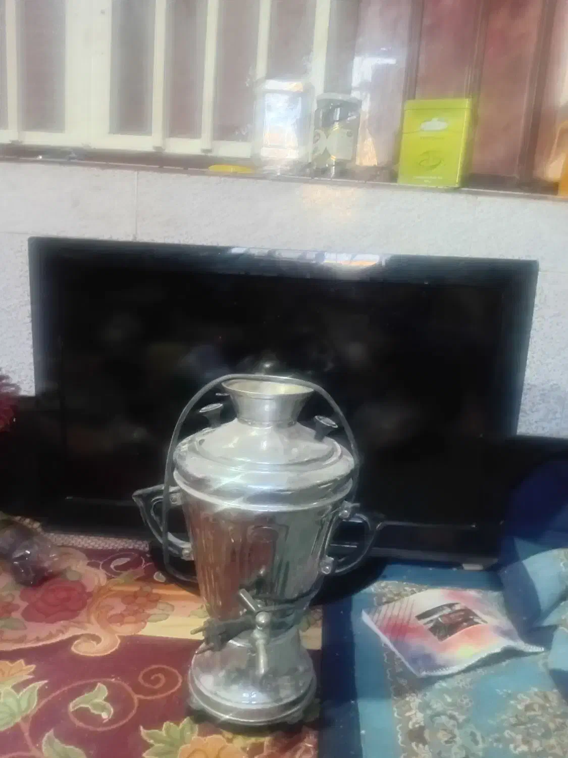 یک عدد  تلویزیون و یک عدد سوامبر برنجی قدیمی|تلویزیون و پروژکتور|ماهان, |دیوار