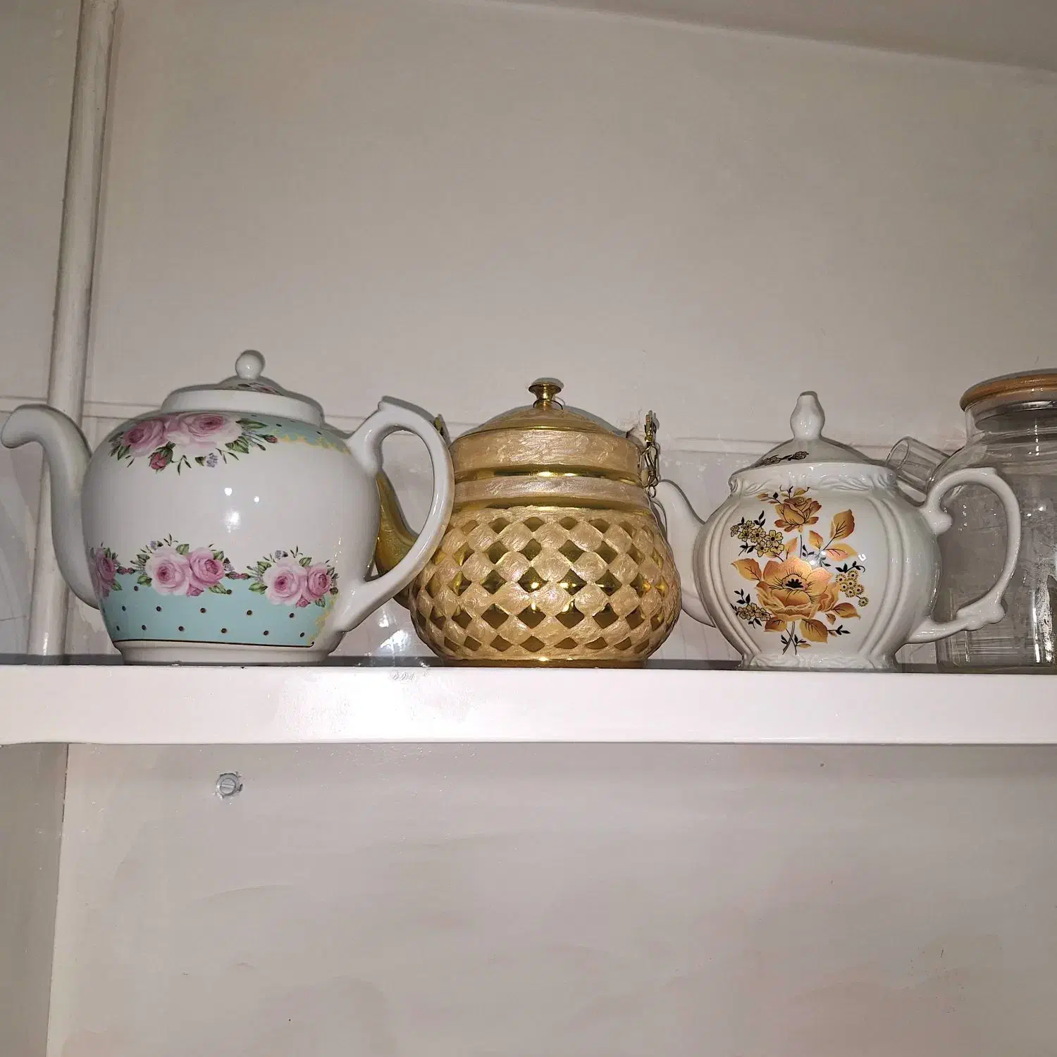 قوری دوتا چینی و یک فلزی|قوری، کتری، قهوه‌ساز دستی|اسفراین, |دیوار