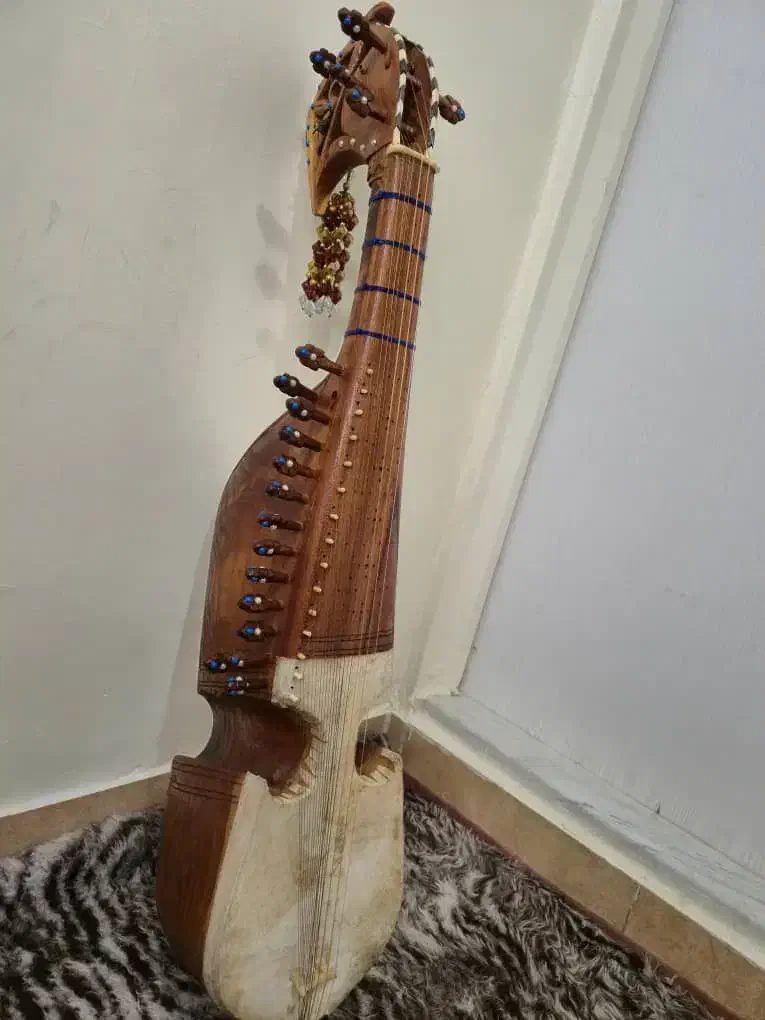 رباب میانه اصل|سازهای سنتی|زارچ, |دیوار