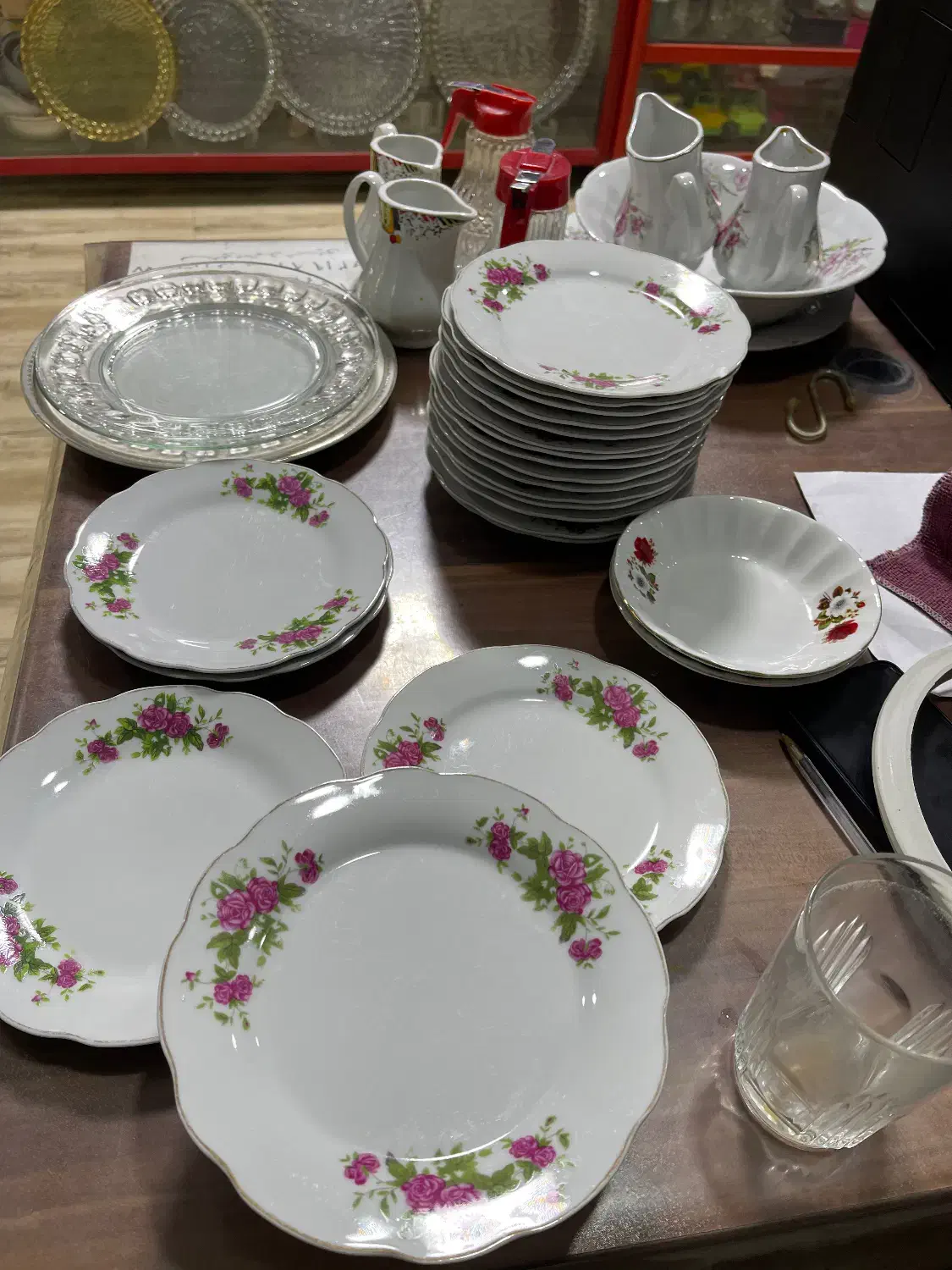 چینی گل سرخ قدیمی عتیقه|ظروف سرو و پذیرایی|مشکیندشت, |دیوار