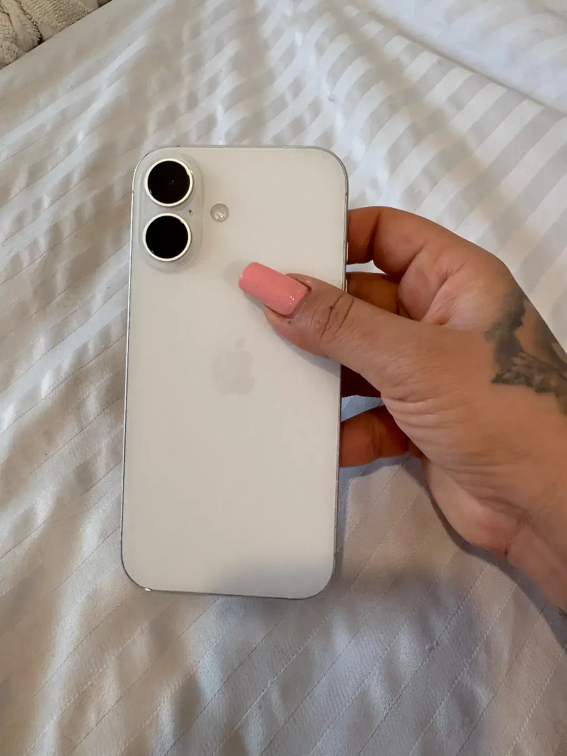 ایفون ۱۶ معمولی ۱۲۸ سفید|موبایل|اصفهان, سعادتآباد|دیوار