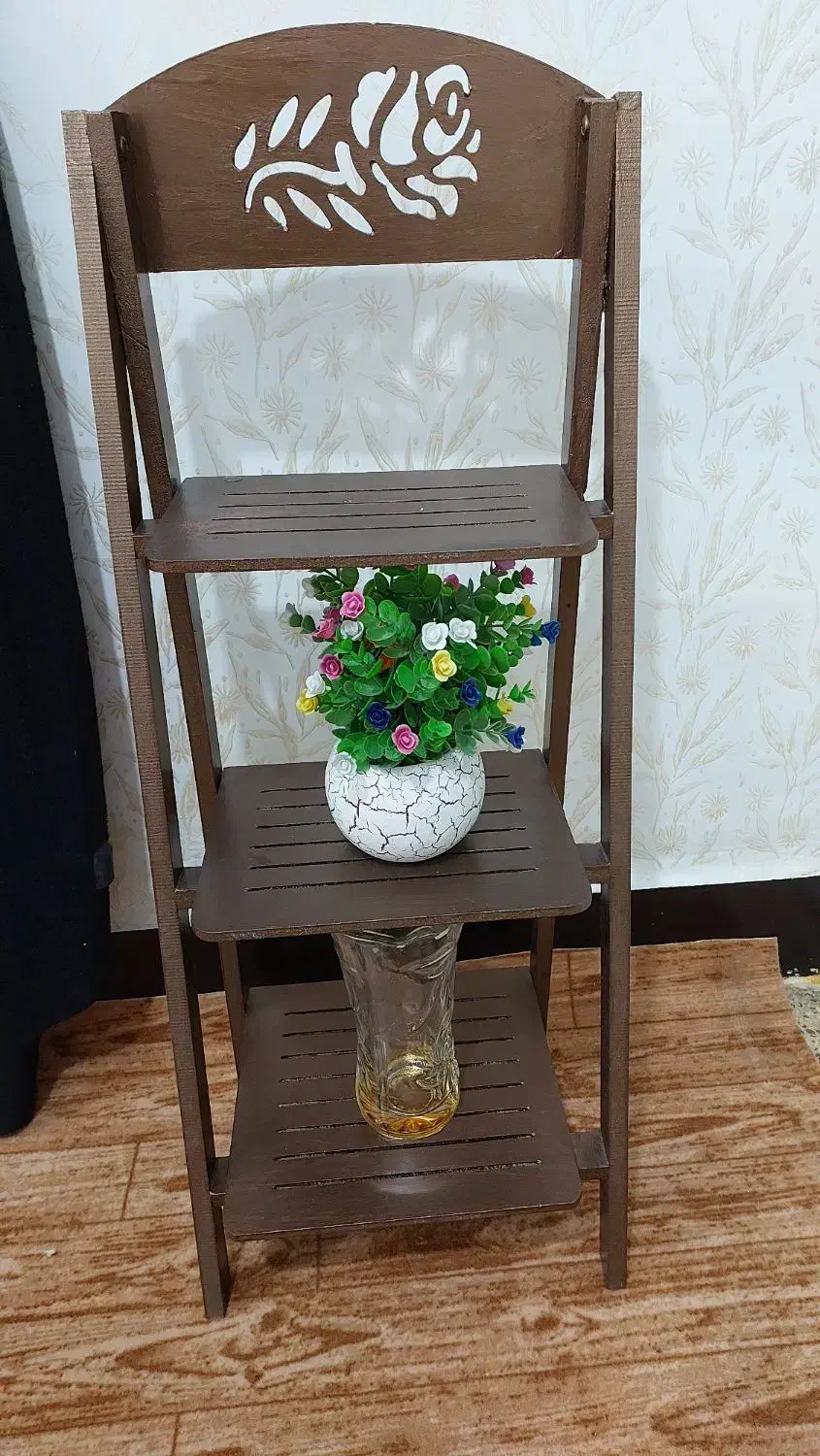 شلف گلدان سه طبقه کاملا سالم و تمیز هست قیمت ۴۰۰|کتابخانه، شلف، قفسههای دیواری|امیدیه, |دیوار