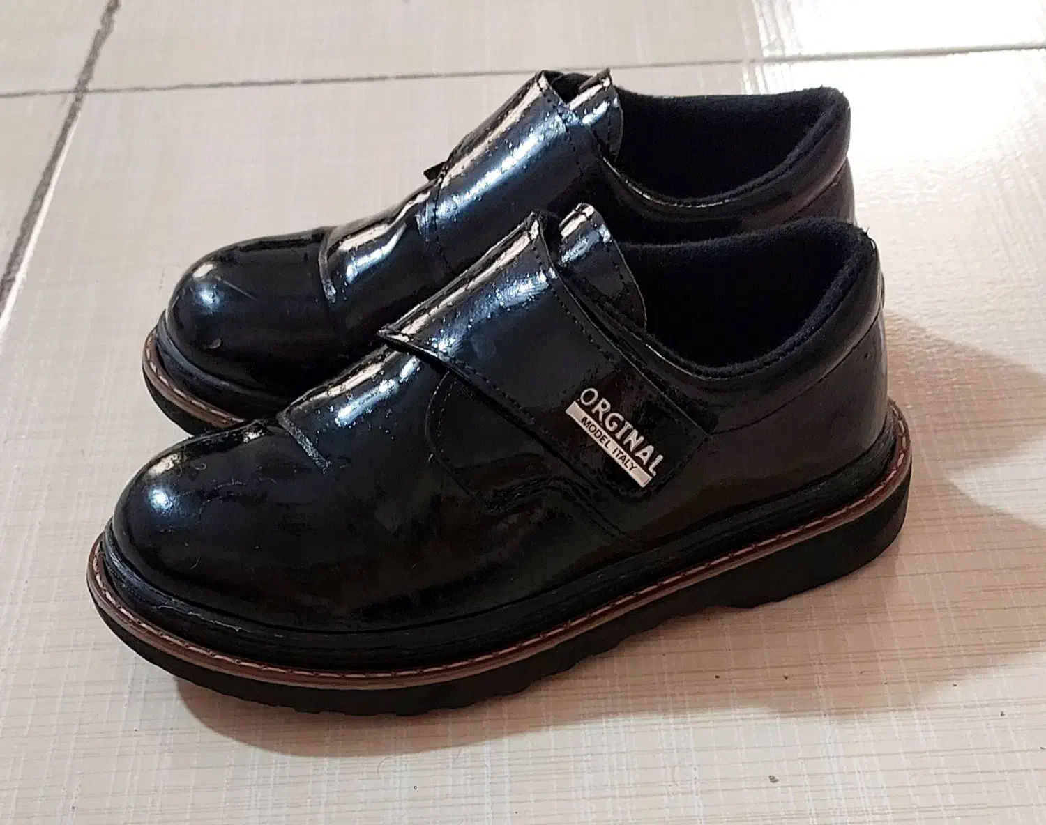 کفش|کیف، کفش، کمربند|قرچک, شهرک طلائیه|دیوار