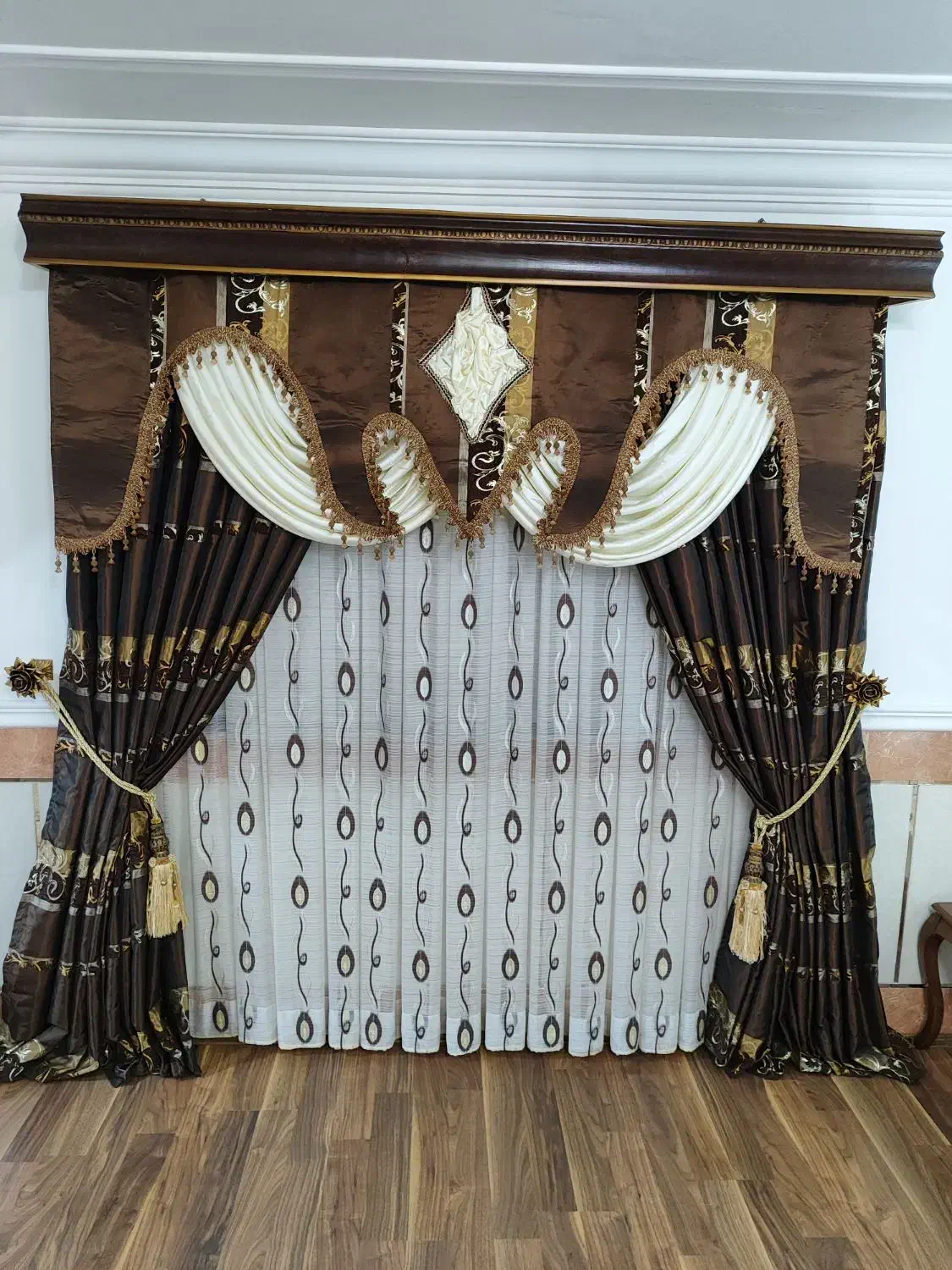 ۲ عدد کتیبه با پرده حال پذیرایی هم اندازه.|پرده، رانر، رومیزی|گرگان, |دیوار
