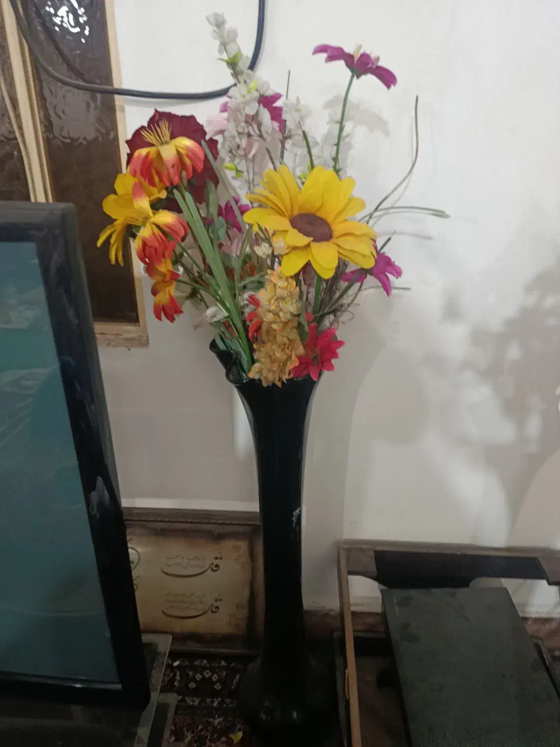 گلدان شیشه ای با شاخه های گل مصنوعی|گل مصنوعی|اهواز, اهواز|دیوار