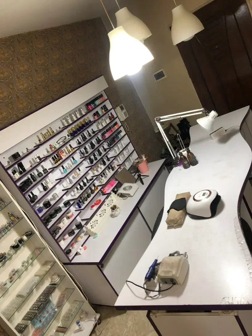 میز ناخن  به همراه کمد و استند و صندلی مژه|آرایشگاه و سالن‌های زیبایی|فردیس, داوری|دیوار