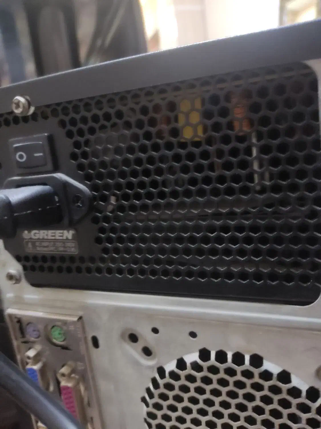 یک عدد کامپیوتر+ اقلام همراه|رایانه رومیزی|یزد, |دیوار