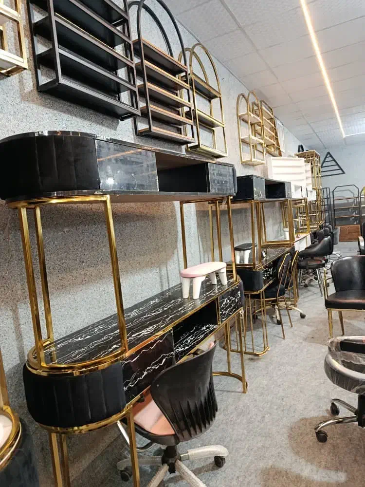 صندلی لوتوس دسته چوبی|آرایشگاه و سالن‌های زیبایی|یزد, |دیوار