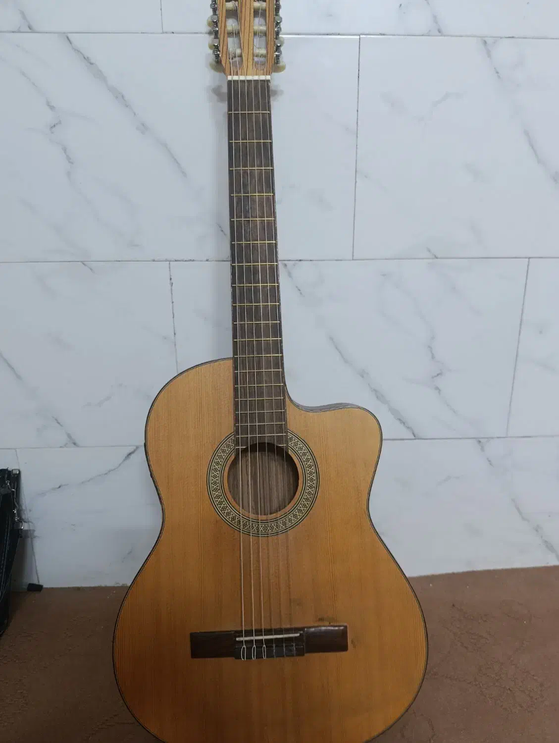 گیتار آنتونیو سانچز|گیتار، بیس، امپلیفایر|یزد, |دیوار