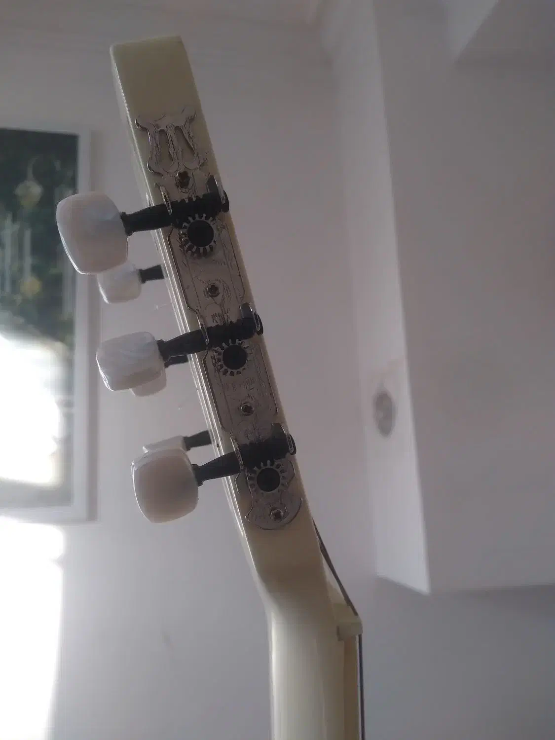 گیتار مکسین رنگ سفیدروغنی|گیتار، بیس، امپلیفایر|طرقبه, |دیوار