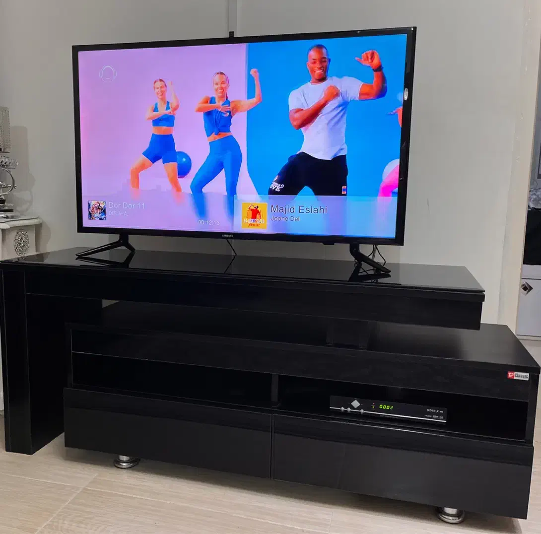 تلویزیون LED سامسونگ ۴۰ اینچ به همراه میز|تلویزیون و پروژکتور|اسلامشهر, باغ فیض|دیوار