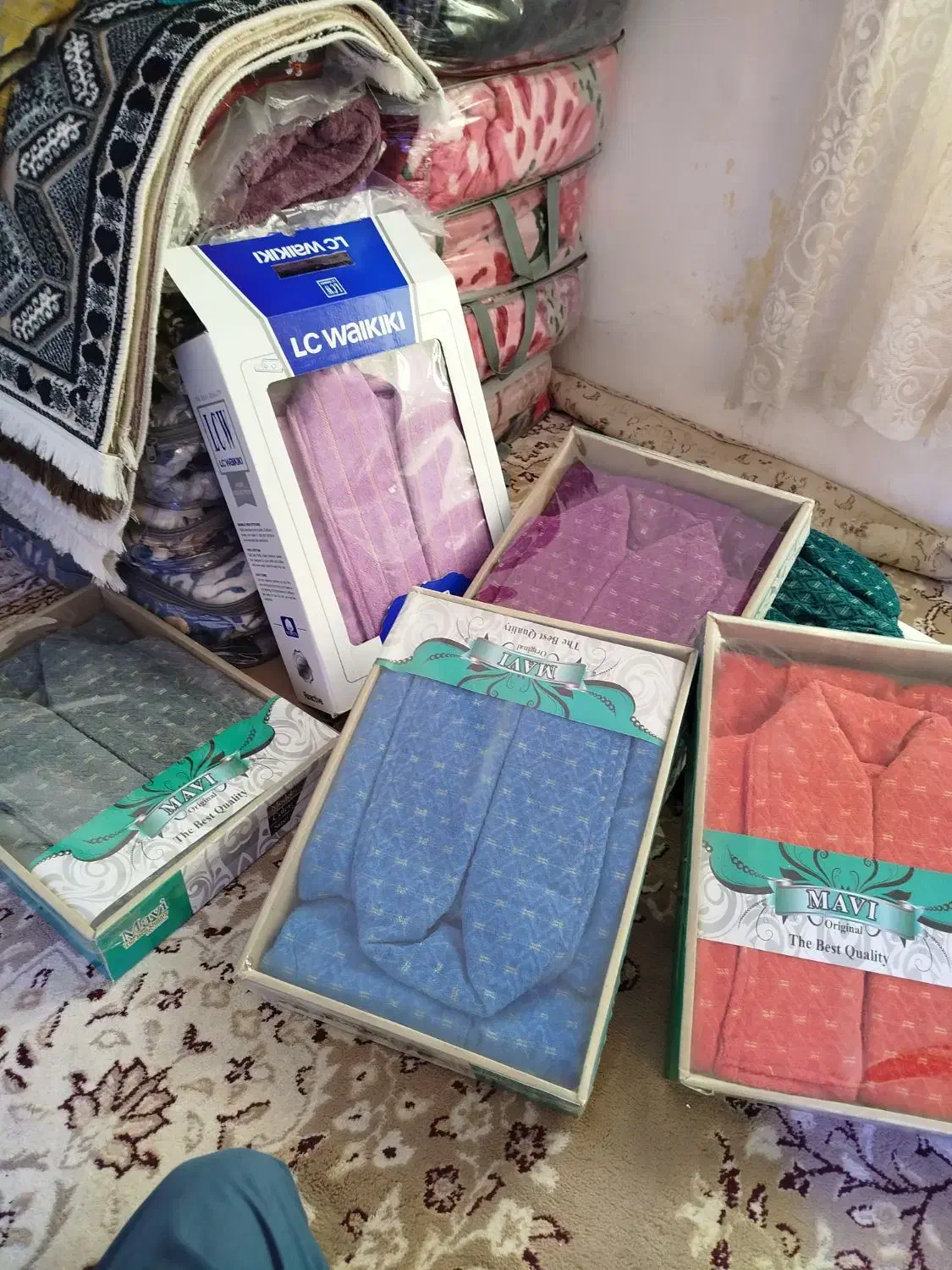 پتو و حوله و روبالشتی|رختخواب، بالش، پتو|گناباد, |دیوار