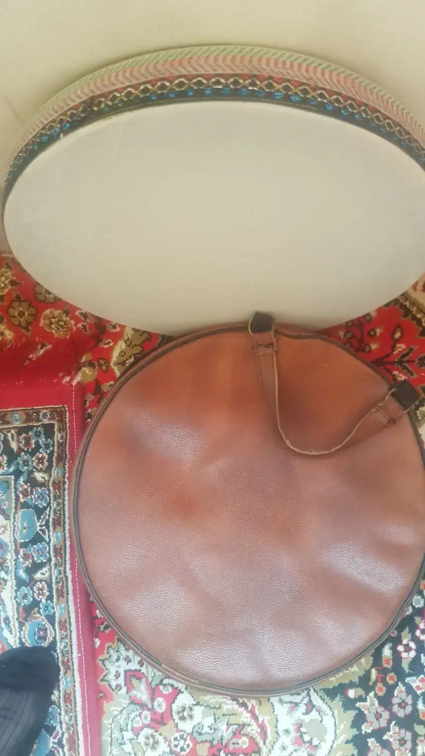 دایره با کیف وجای مضراب ومیکروفن|سازهای سنتی|تبریز, |دیوار