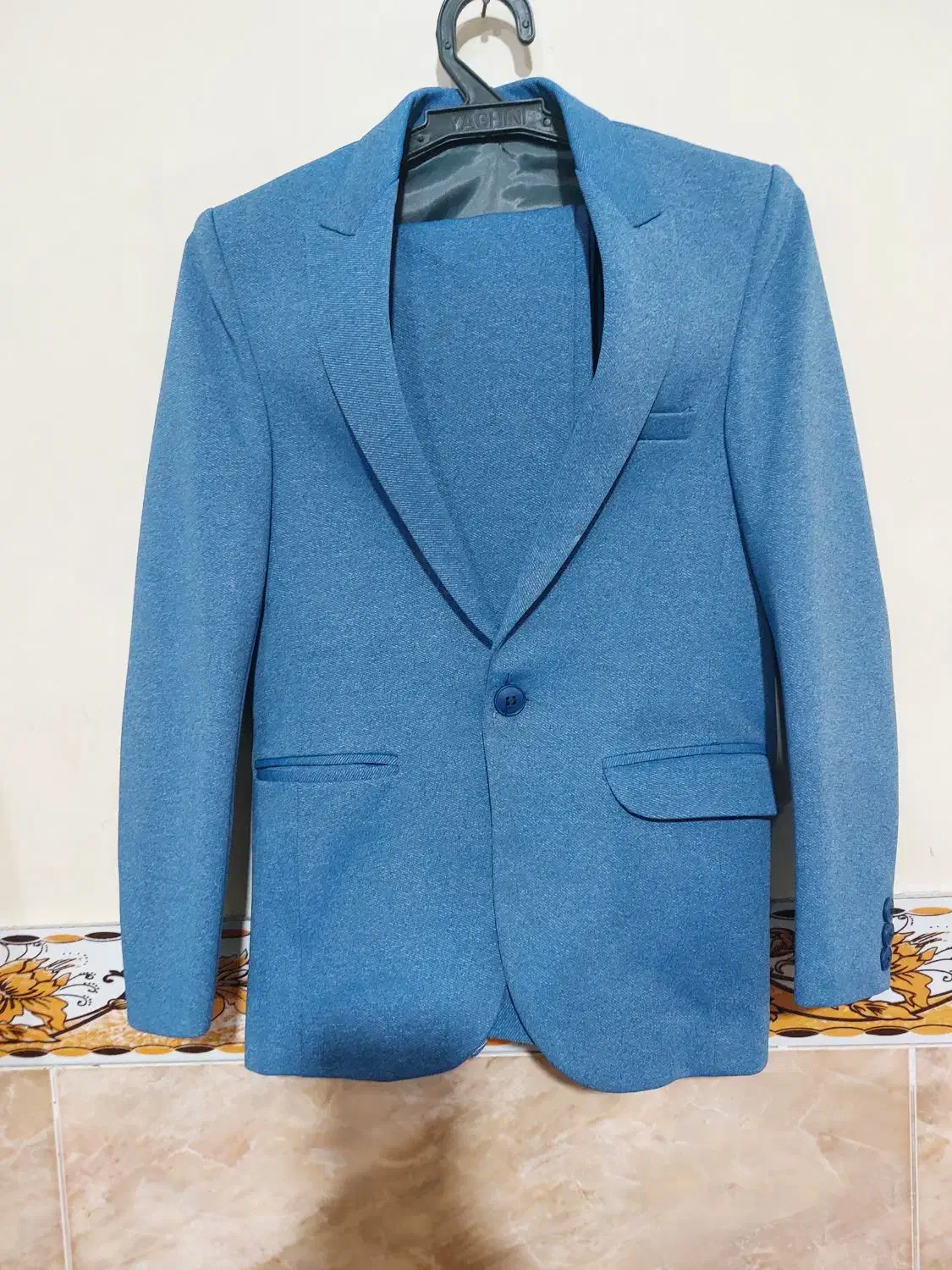 کت و شلوار بچگانه|لباس|رباط‌کریم, رباط‌کریم|دیوار