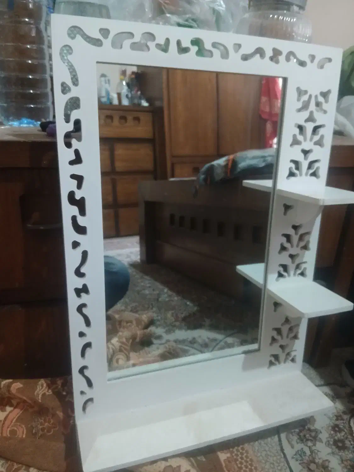 آینه|آینه|مشهد, کارمندان دوم|دیوار