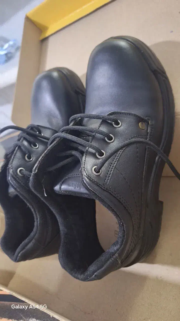 کفش ایمنی|کیف، کفش، کمربند|قم, مصلاء|دیوار