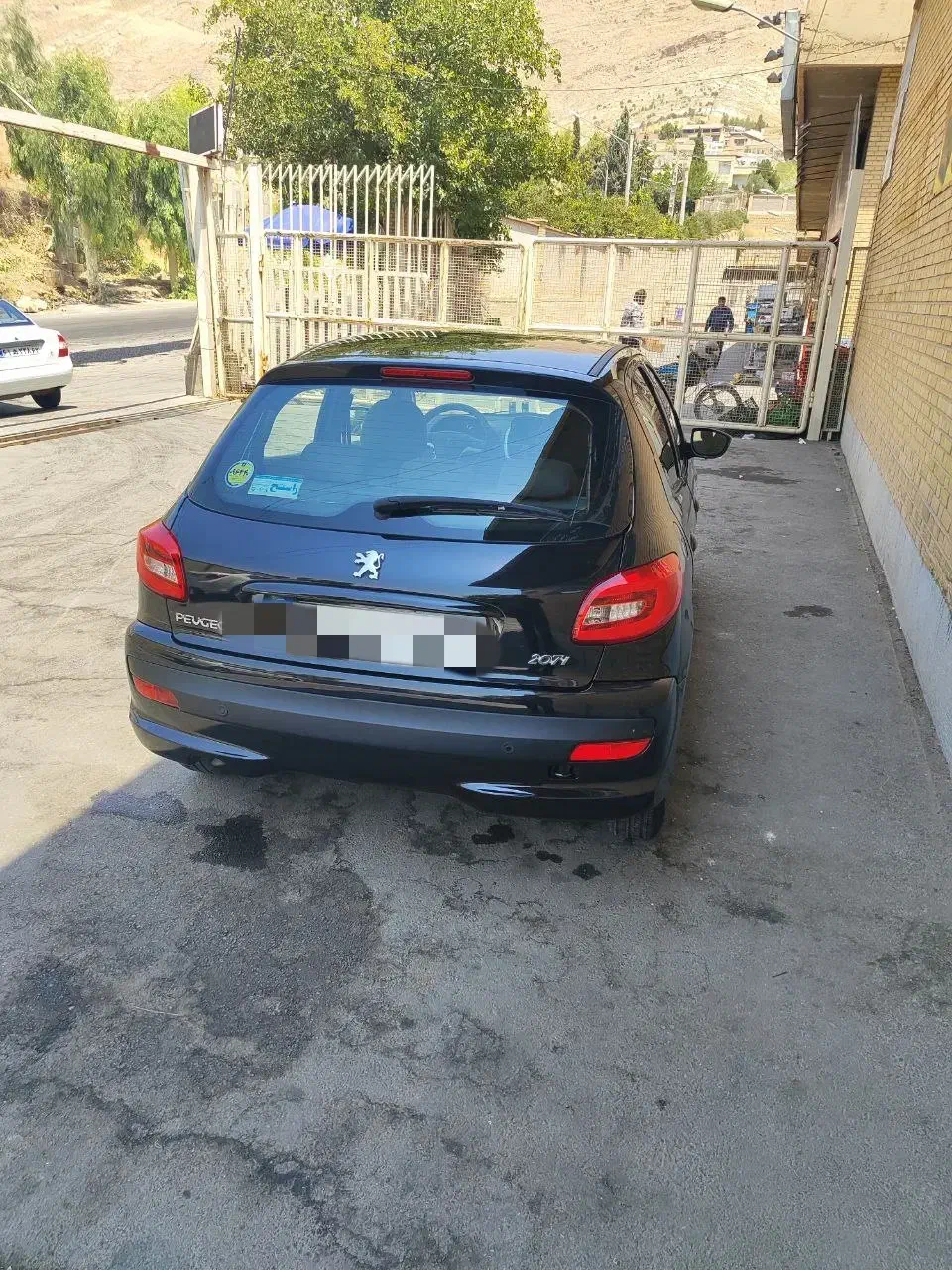پژو ۲۰۷ اتوماتیک مدل ۹۸ مشکی|خودرو سواری و وانت|شیراز, ارم|دیوار