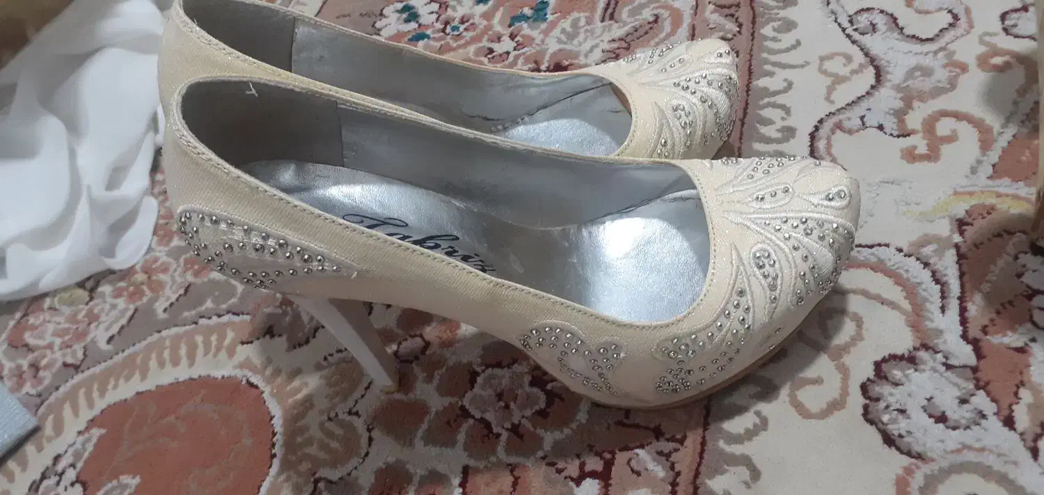 دو عدد کفش نو|کیف، کفش، کمربند|قم, انسجام|دیوار