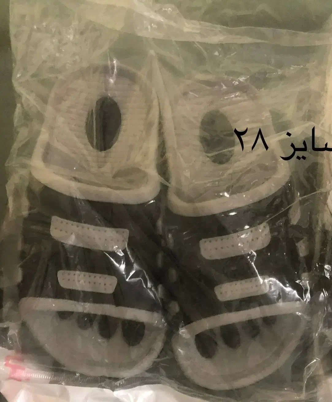 دمپایی|کیف، کفش، کمربند|قم, باغ شازده|دیوار