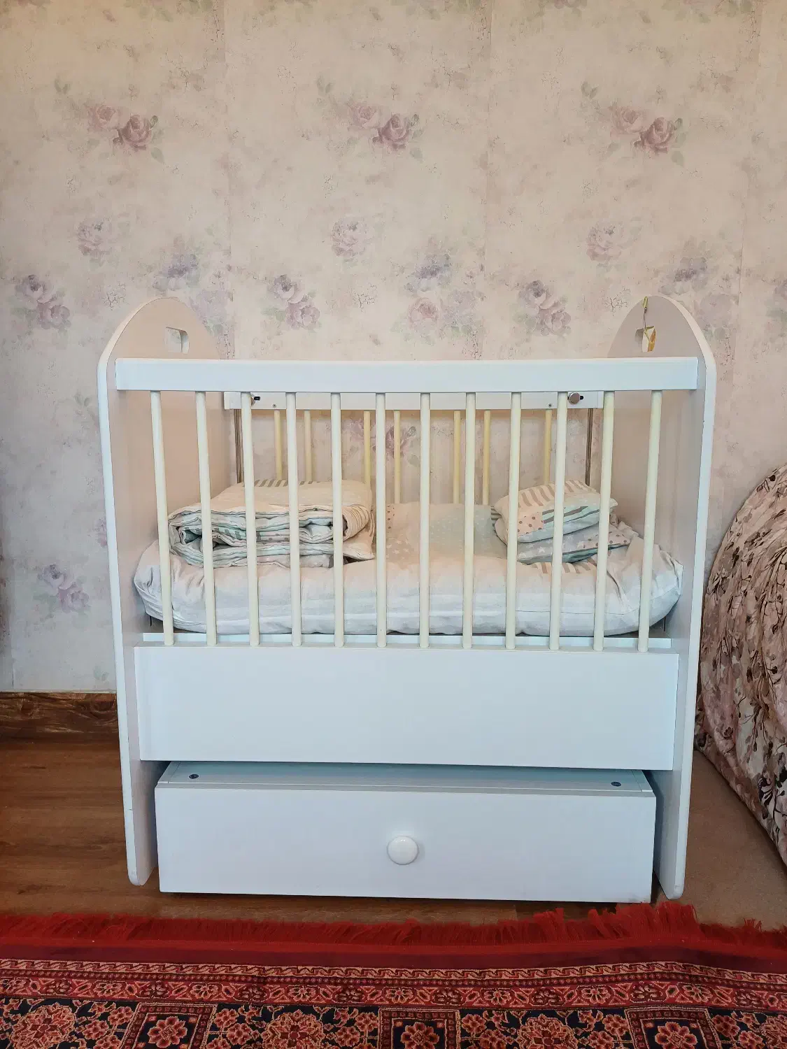 تخت نوزاد کنار مادر|تخت و صندلی بچه|چالوس, |دیوار