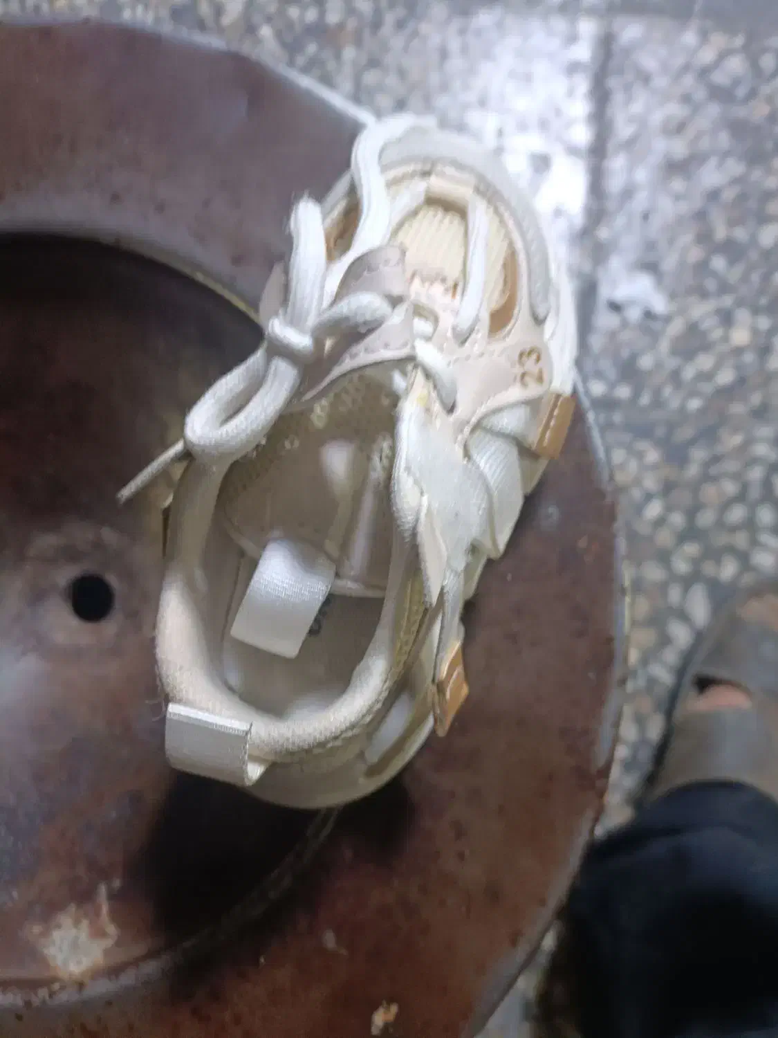 پیدا شدن کفش|اشیا|دزفول, |دیوار