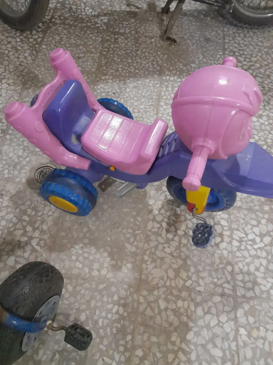 سه چرخه|اسباب‌بازی بچه|قم, چهار مردان|دیوار