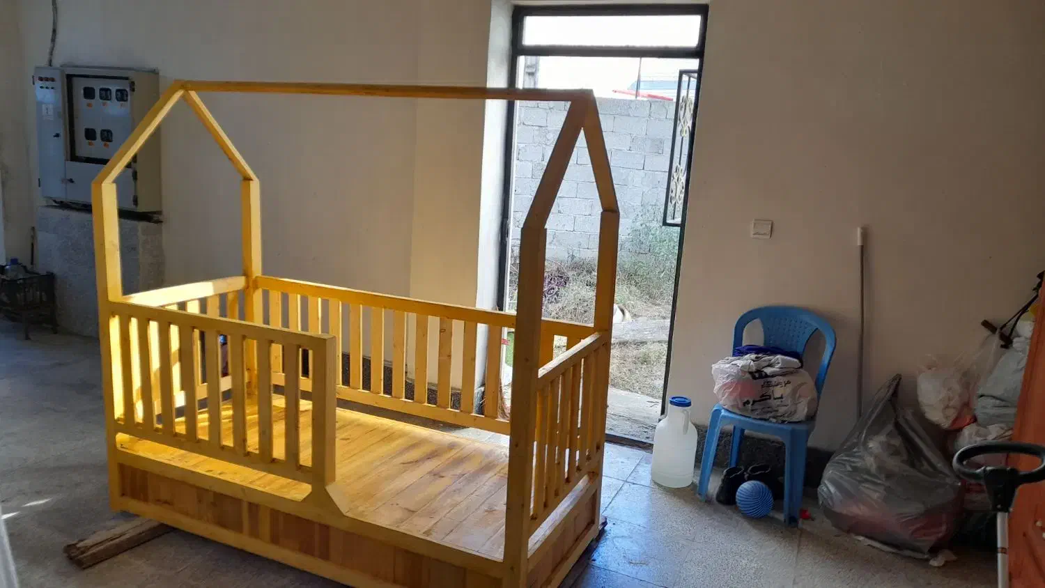 نقاشی ساختمان  وانجام انواع رنگ چوب و.. وسایل چوبی|خدمات پیشه و مهارت|تالش, هشتپر|دیوار