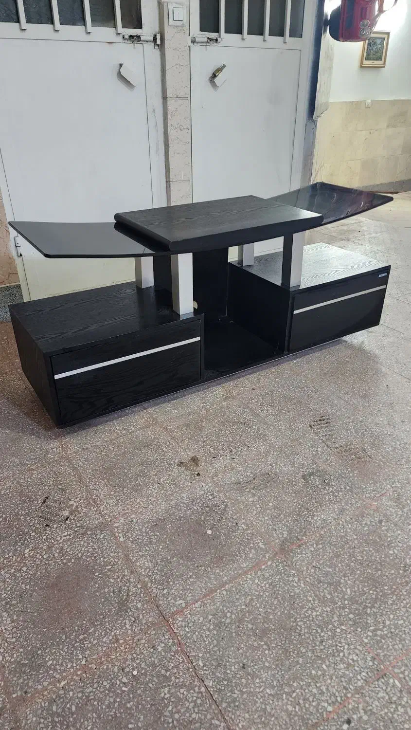 تعدادی صندلی،یک زیر تی وی و یک دست مبل چرمی|مبلمان خانگی و میز عسلی|ملایر, |دیوار