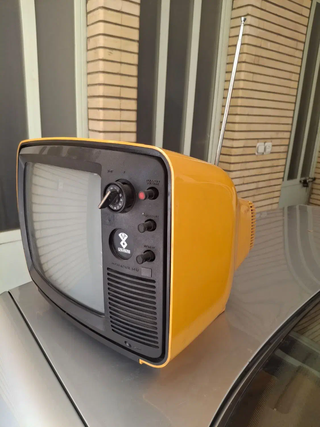 تلویزیون پارس ۱۴ اینچ سیاه و سفید نسبتا نو|تلویزیون و پروژکتور|اصفهان, باغ دریاچه|دیوار