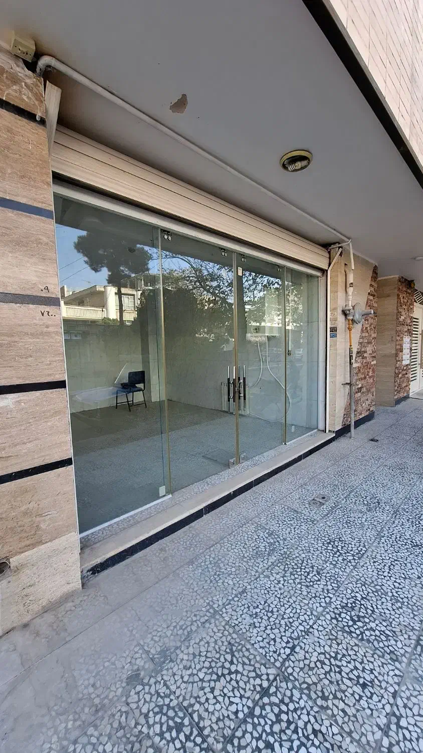 مغازه 22متری/بر مدنی غربی/باانشعابات آب،برق،گاز|اجارهٔ مغازه و غرفه|خمینی‌شهر, |دیوار