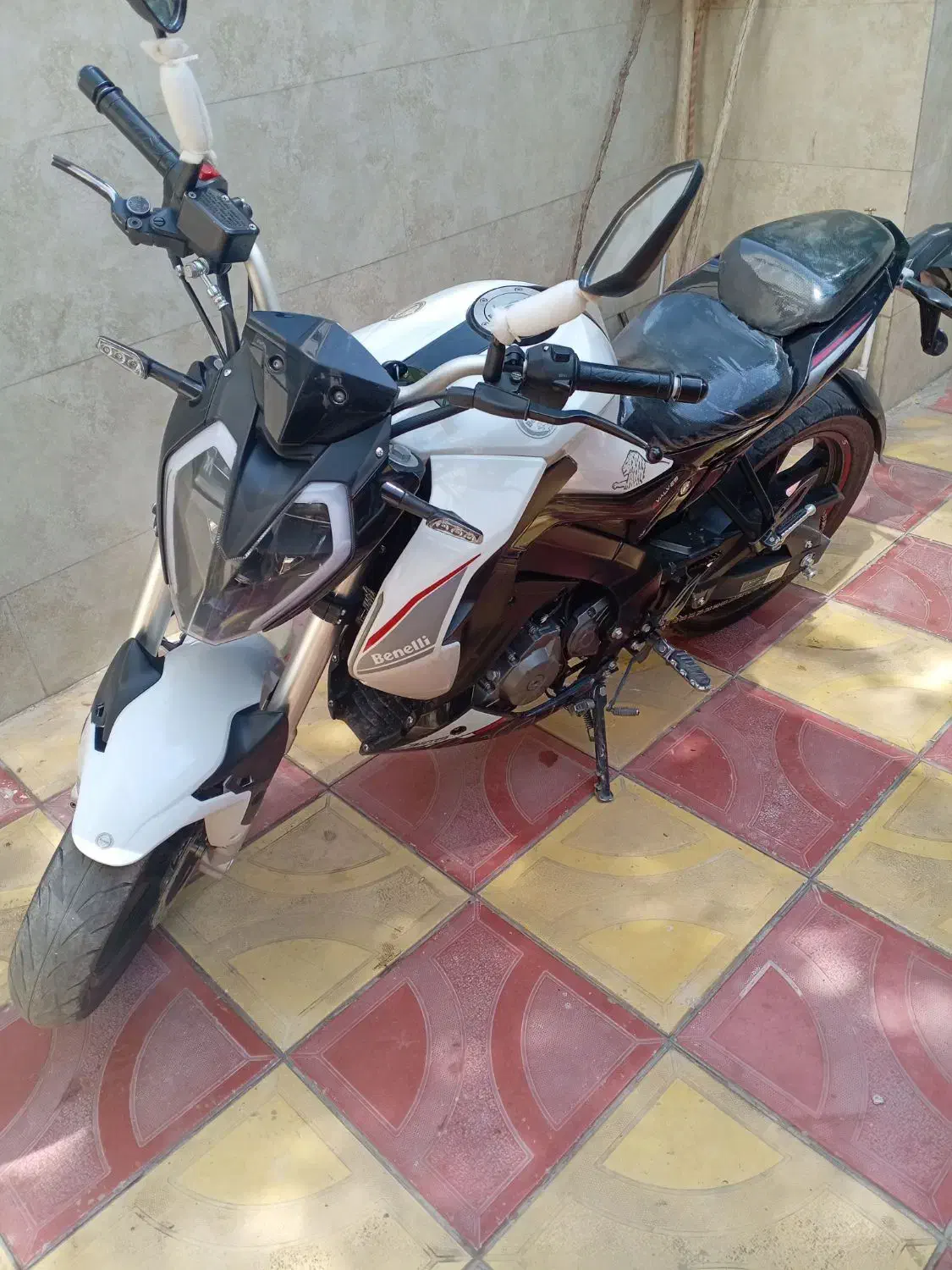 بنلی 180|موتورسیکلت|نیشابور, قلعه نو|دیوار