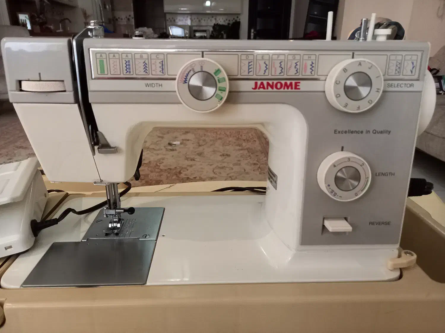 چرخ خیاطی ژانومه ۳۹۳A|چرخ خیاطی و ریسندگی|ساری, |دیوار