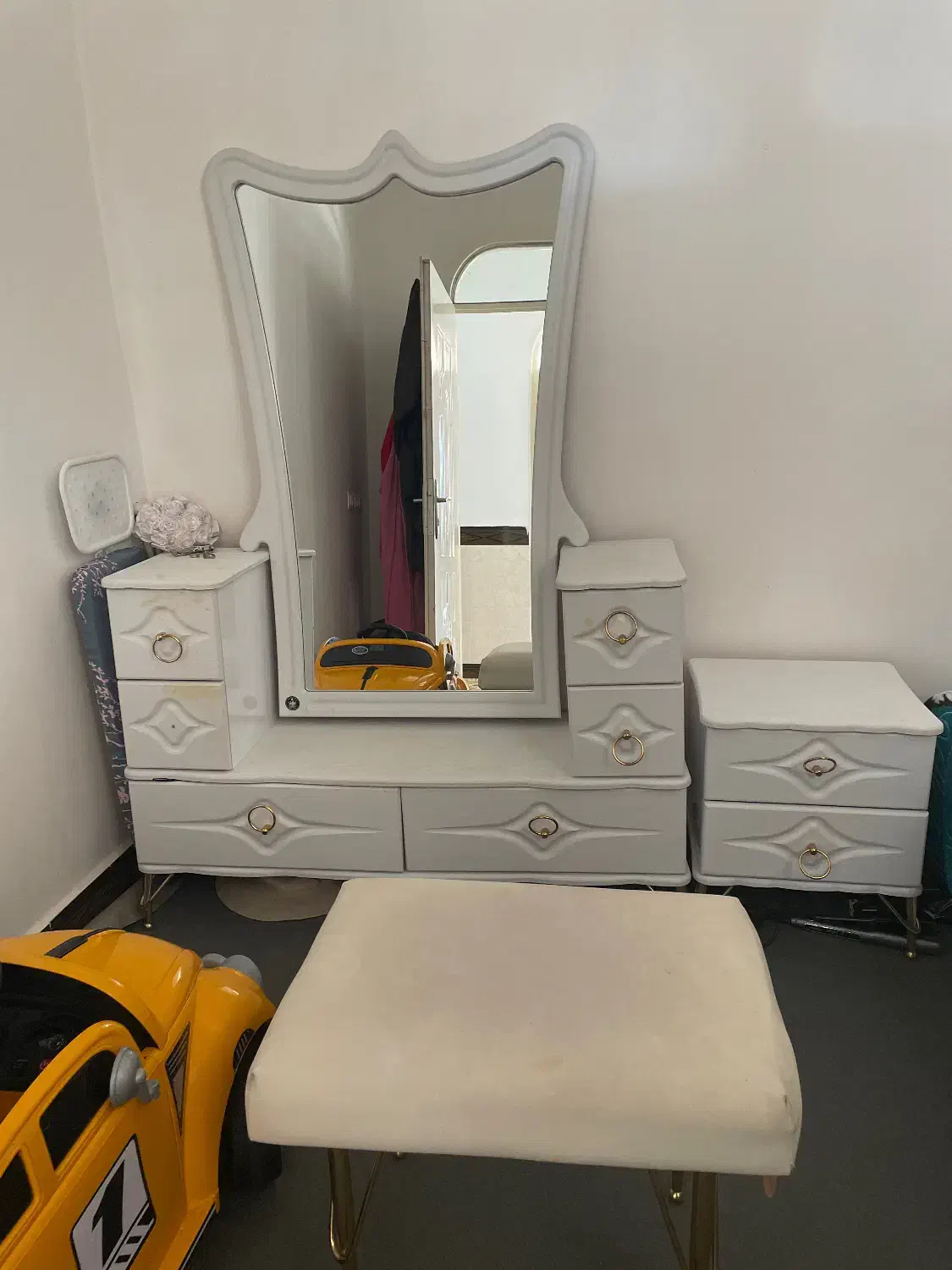 میز ارایش|آرایشگاه و سالن‌های زیبایی|پاوه, |دیوار