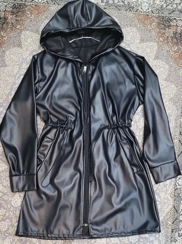 پالتو چرم|لباس|لنجان, |دیوار