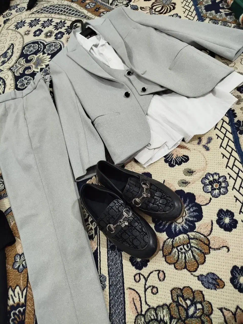 کت شلوار در حد نو|لباس|رباط‌کریم, رباط‌کریم|دیوار