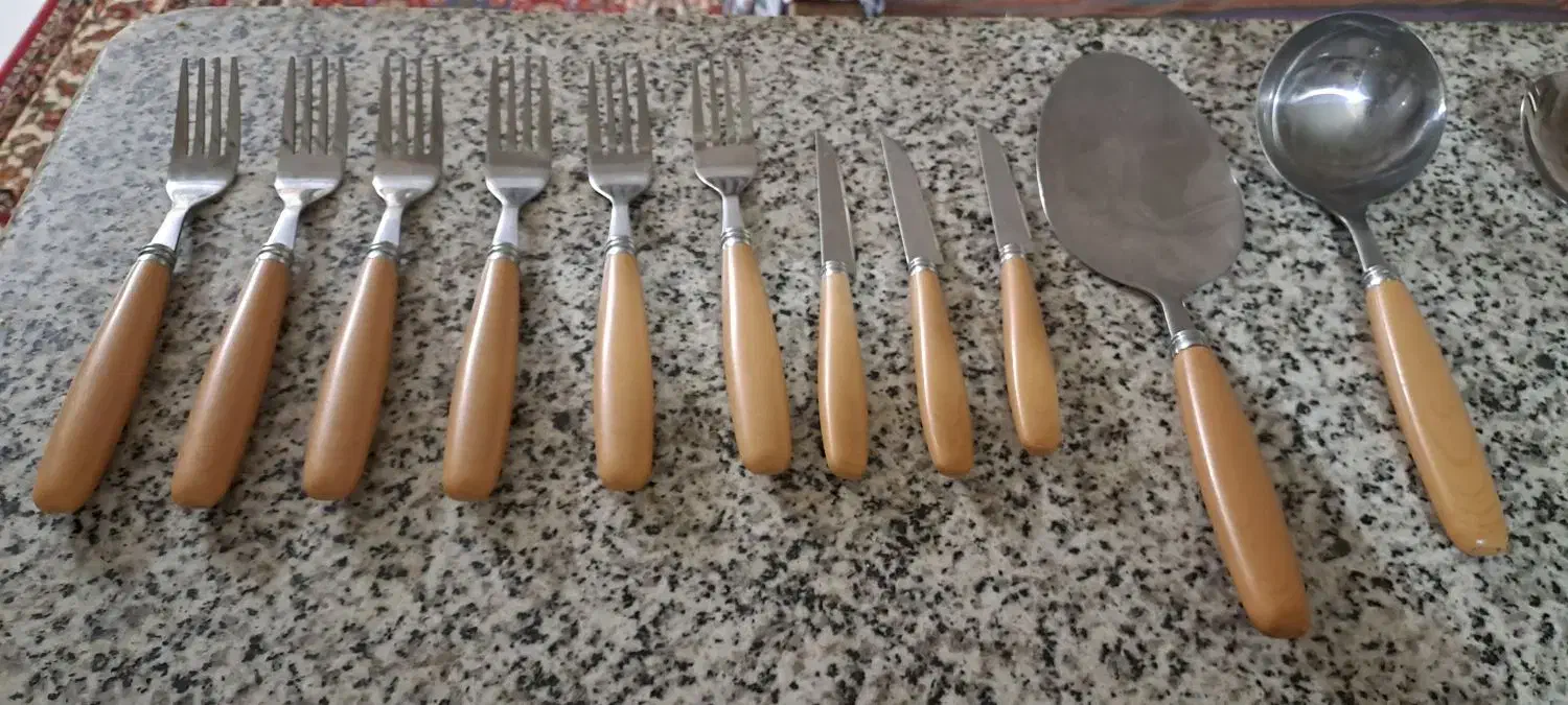 تعدادی قاشق،چنگال ،کفگیر و ملاقه|ظروف سرو و پذیرایی|اصفهان, سپاهان‌شهر|دیوار