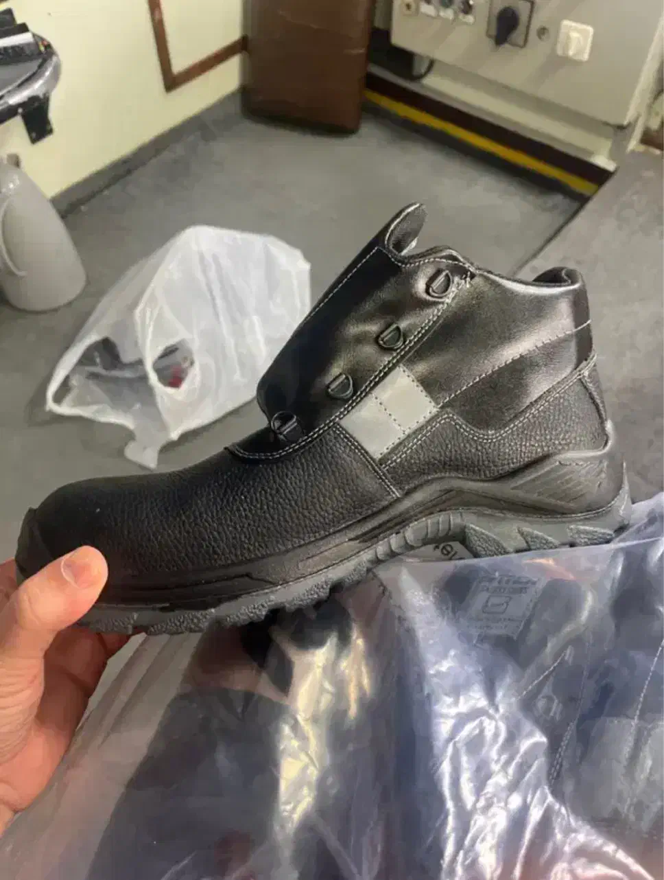 کفش کار ۴۴|کیف، کفش، کمربند|کیش, |دیوار