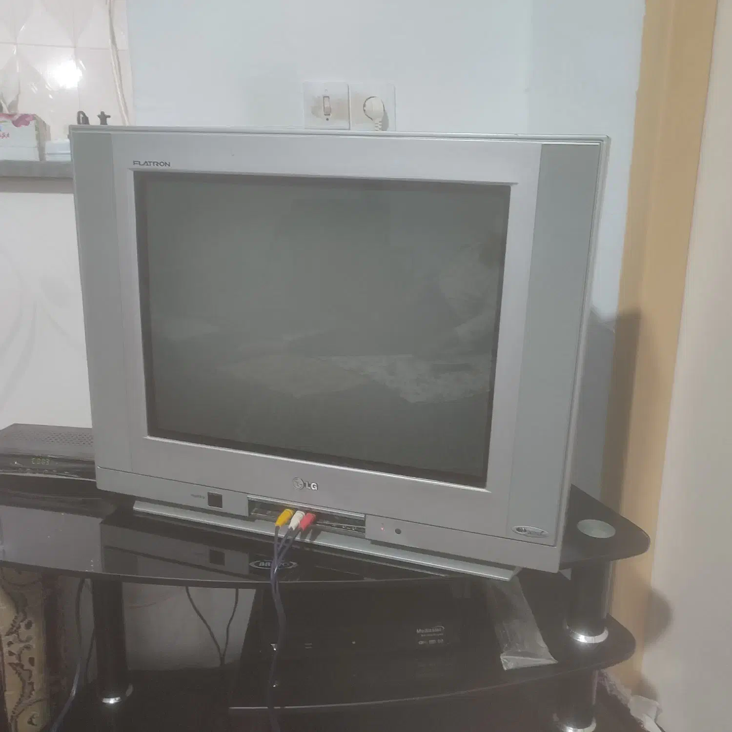 تلویزیون 21اینچ|تلویزیون و پروژکتور|دهگلان, |دیوار