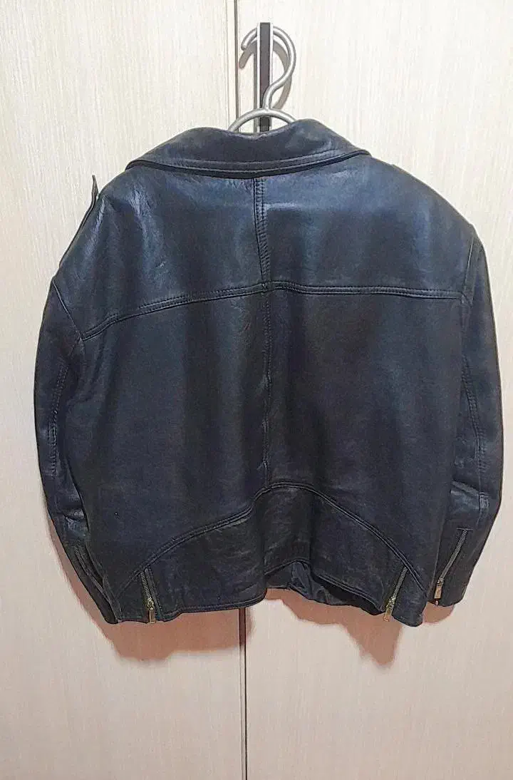 کابشن چرم|لباس|ایلام, |دیوار