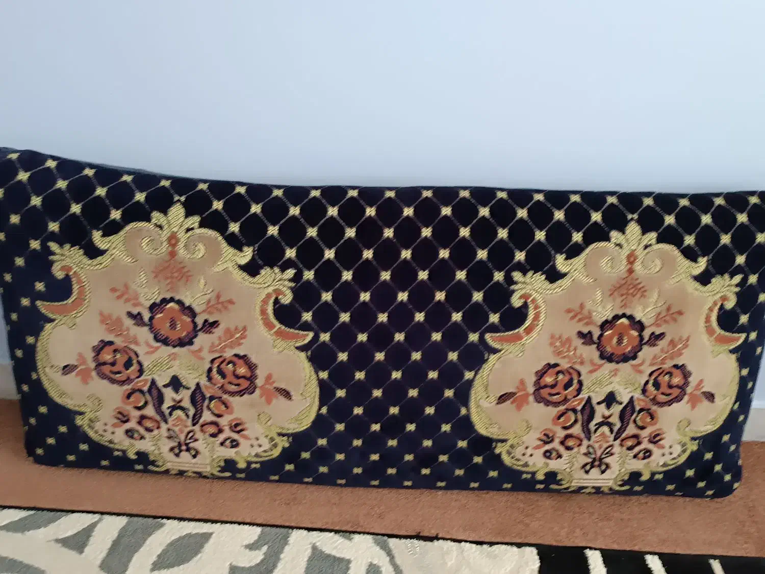 دوعدد پشتی بزرگ|پشتی|بیرجند, |دیوار