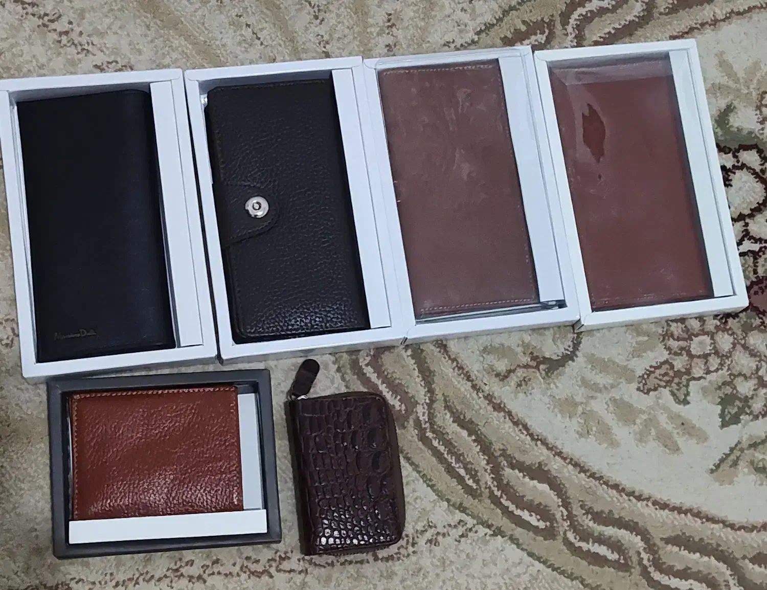 تعدادی کیف جیبی  و کیف اداری و لب تاپ|کیف، کفش، کمربند|ری, شهادت|دیوار