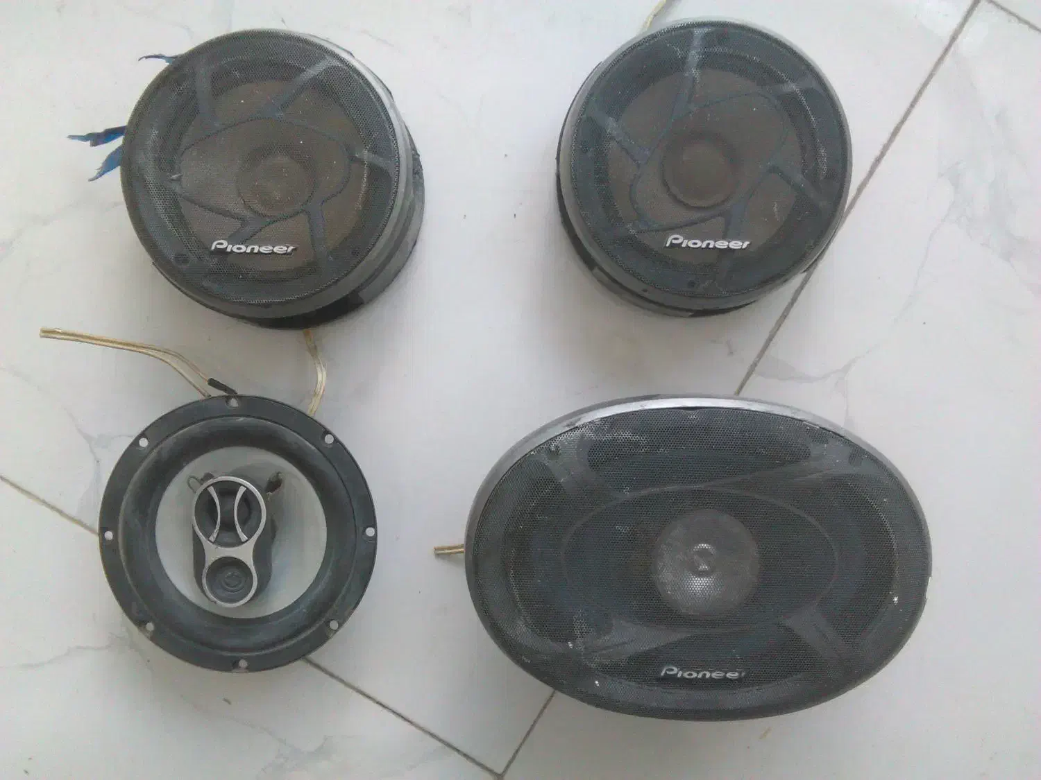 باند|صوتی و تصویری|قروه, |دیوار