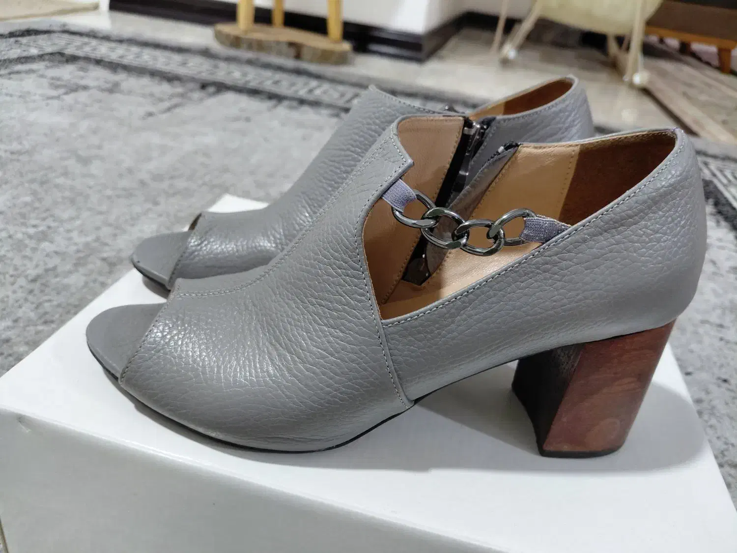 کفش|کیف، کفش، کمربند|مینودشت, |دیوار