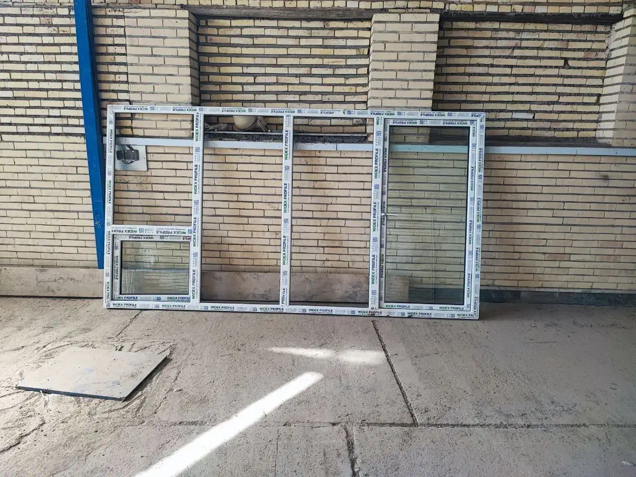 پنجره پی وی سی چهار دهنه که اولی درب.|مصالح و تجهیزات ساختمان|تبریز, |دیوار