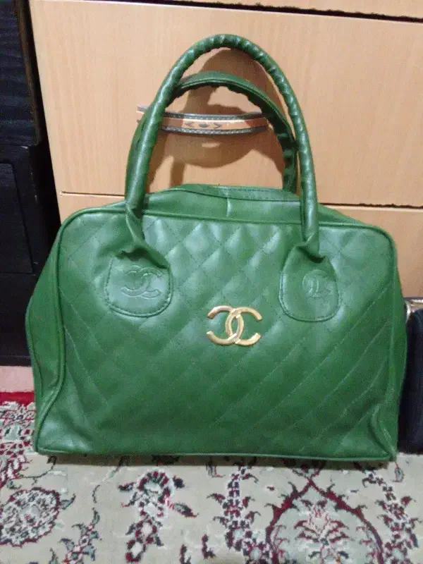 دو عدد کیف|کیف، کفش، کمربند|رشت, عینک|دیوار