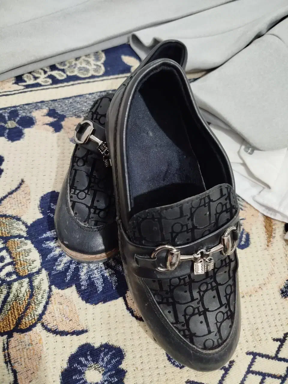 کت شلوار در حد نو|لباس|رباط‌کریم, رباط‌کریم|دیوار