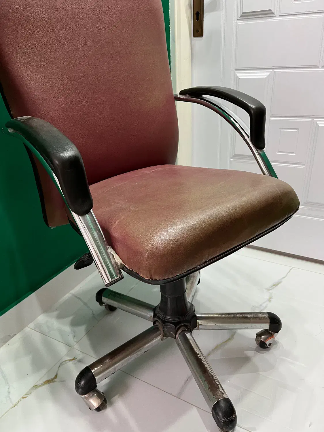 صندلی چرخان|صندلی و نیمکت|کوهدشت, |دیوار