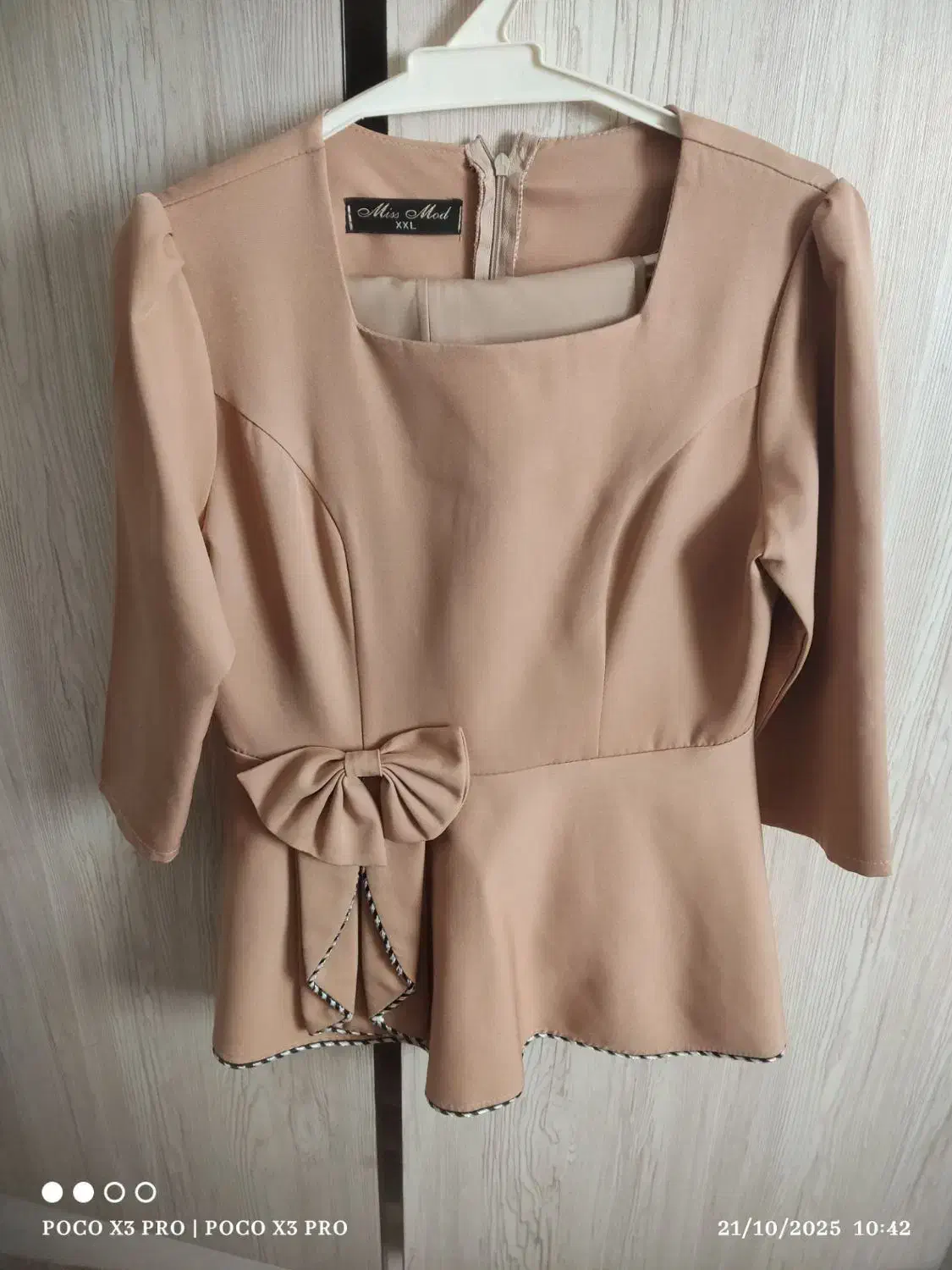 لباس مجلسی|لباس|اقبالیه, |دیوار