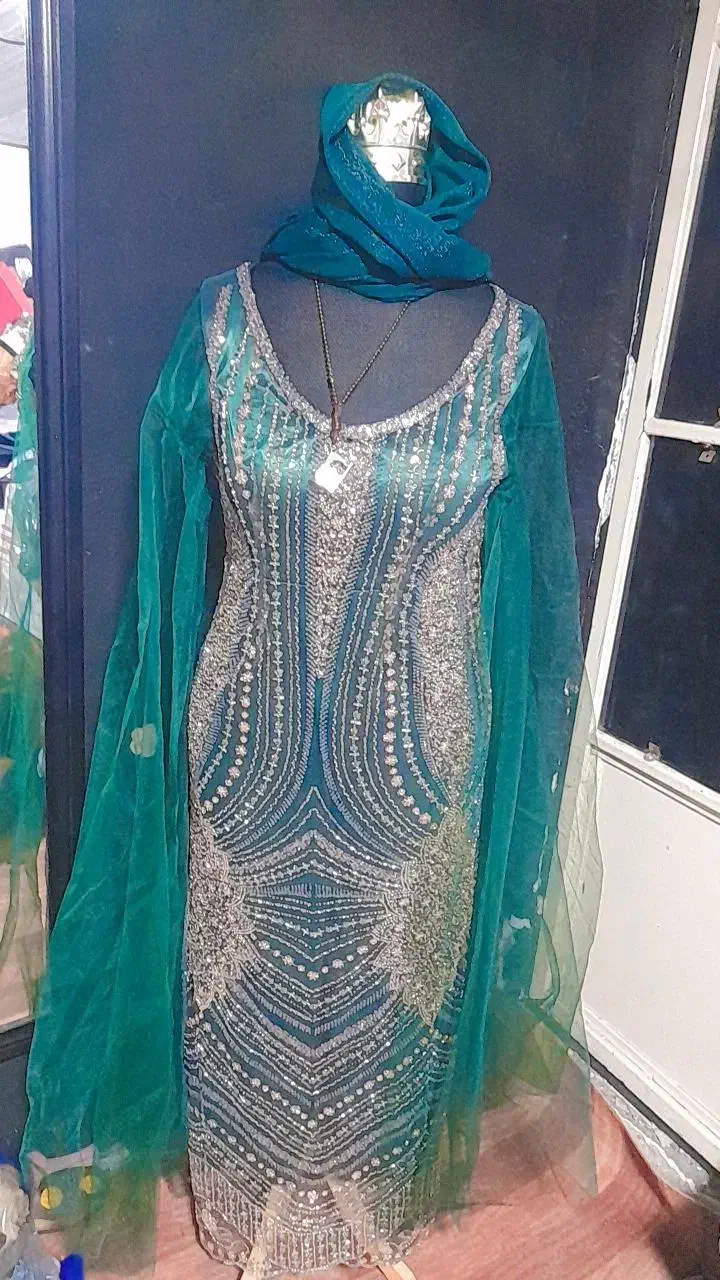 دو عدد لباس مجلسی  سایز|لباس|بم, |دیوار